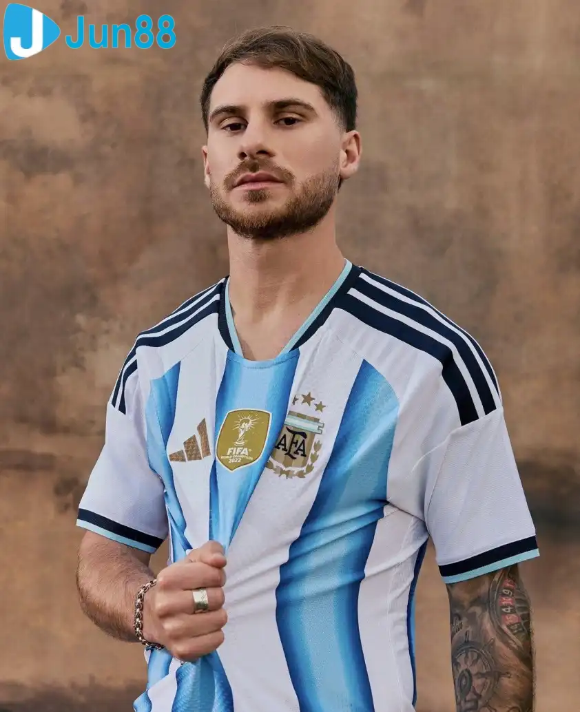 Mẫu áo đang gây sốt MXH với thiết kế đơn giản mà đẹp mắt (Ảnh: adidas)
